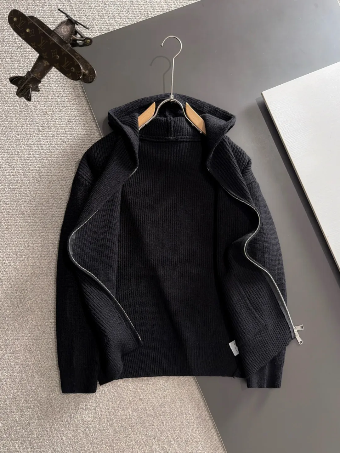Next day shipment Big Goose high quality 2026 autumn and winter latest sweaters from the official website, on sale at the counter simultaneously Hot Sale! Specially made of wool blended fabric. It feels comfortable and can be directly in contact with the skin. The logo badge is exquisitely embroidered, which is extremely eye-catching! The details highlight the fashionable charm of big brands. Exquisite workmanship. Three-dimensional cutting style. The wearing effect is invincible and handsome! All three standards are complete! Sizes:M-3XL